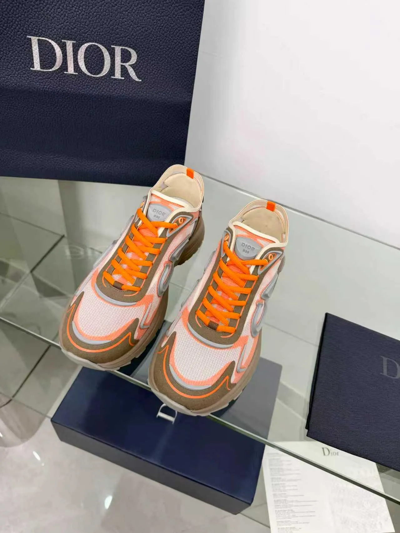 Men's men's shoes P560! DIOR#B30 COUNTDOWN TECH shoes 1. Inspired by lighter running shoes this season 2. Made of multi-layer transparent nylon upper, full of futuristic feel 3. CD30 rubber logo on the tongue/heel to highlight the brand style 4. Equipped with ultra-light foam midsole for the ultimate comfortable wearing experience 5. The entire series uses WELDED (seamless bonding) technology to ensure durability and lightness 6. Full-size dopamine color matching, perfect choice for couples shoes😜